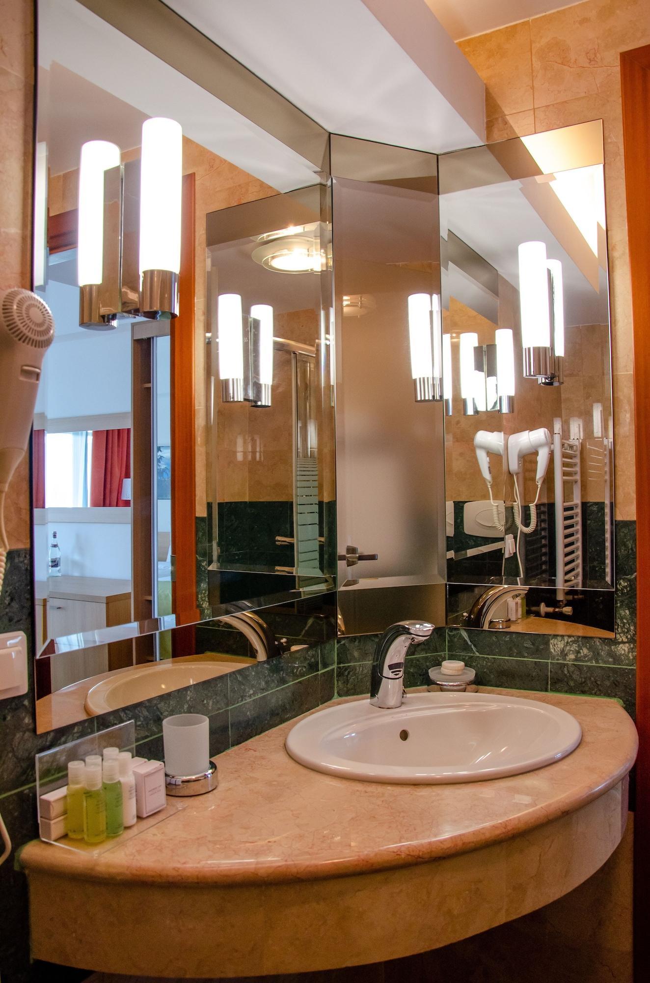 Complex Silva Hotel Bukarest Eksteriør billede